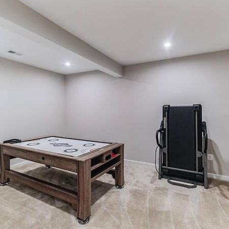 Apt Movie Theater Game Room Treadmill Winchester Exterior photo